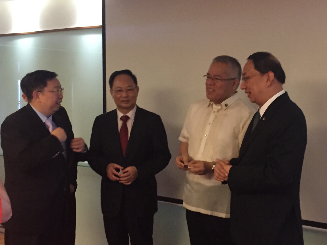 团长许宁宁、副团长陶昌银与菲律宾工贸部长交谈